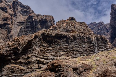 Milyonlarca yıllık volkanik tarihi derin bir dağ geçidinde gösteren dramatik jeolojik oluşumlar.
