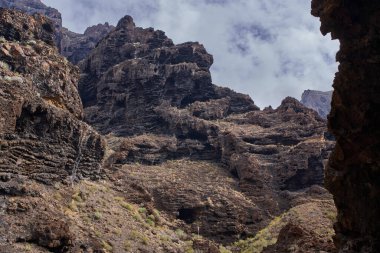 Antik volkanik uçurumlar, Masca Vadisi 'ndeki dramatik dikey uçurumları ve karmaşık çökelti katmanlarını sergiliyor..