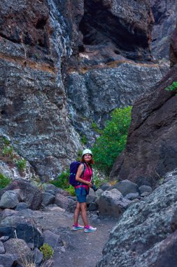 Masca Vadisi, Tenerife 'de kasklı, sırt çantalı ve kameralı bir kadın yürüyüşçü.