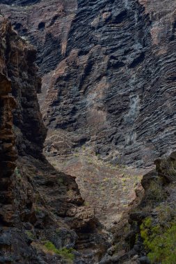 Katmanlı erozyon desenli pürüzlü volkanik lav kaya yüzeyi Masca geçidinde