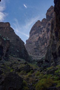 Masca Vadisi 'nin gündüz görüşü. Yamaçlarda bitki örtüsüyle birlikte karanlık mağaranın içinden açılan uçurum oluşumları.