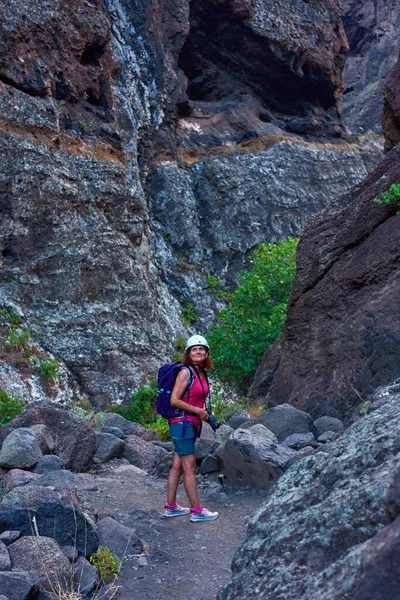 Masca Vadisi, Tenerife 'de kasklı, sırt çantalı ve kameralı bir kadın yürüyüşçü.