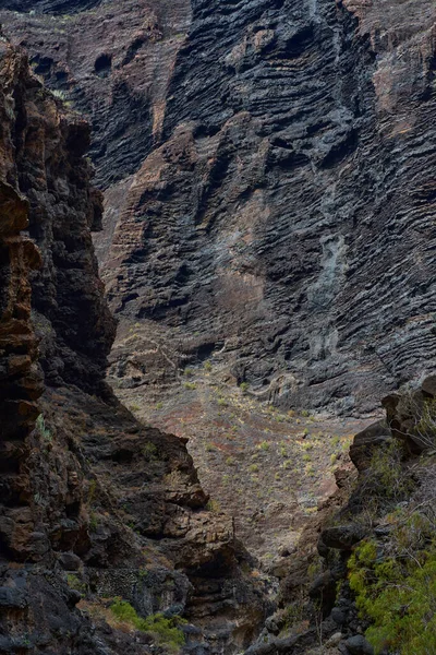 Katmanlı erozyon desenli pürüzlü volkanik lav kaya yüzeyi Masca geçidinde