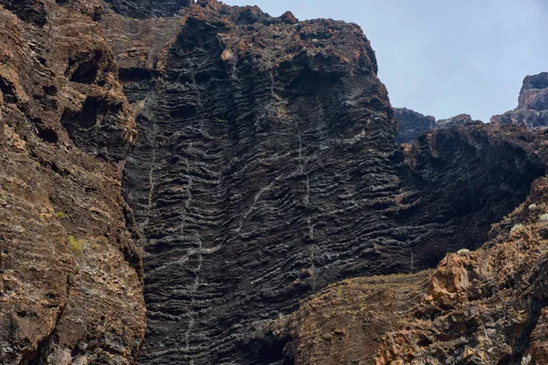 Katmanlı erozyon desenli pürüzlü volkanik lav kaya yüzeyi Masca geçidinde