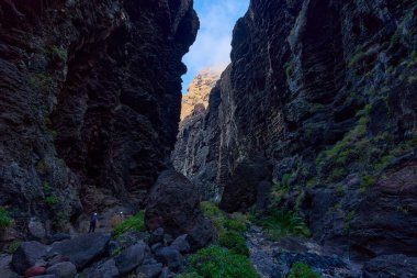 Masca Vadisi 'nin dramatik tarih öncesi manzarası engebeli uçurumları ve gizli mağaralarıyla derin bir vadi.