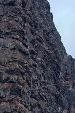 Los Gigantes 'in renkli kaya duvarlarının arasından Tenerife' nin antik volkanik tarihini araştırıyorum.