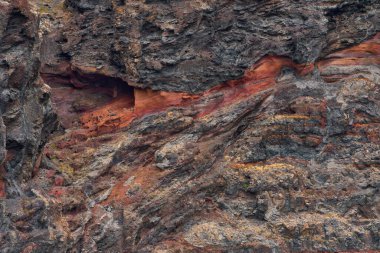 Acantilados de Los Gigantes 'teki çok renkli volkanik kaya yataklarının jeolojik katmanlaşma araştırması.