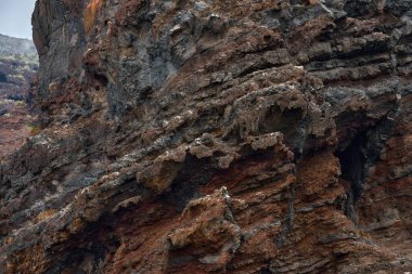 Acantilados de Los Gigantes 'teki çok renkli volkanik kaya yataklarının jeolojik katmanlaşma araştırması.