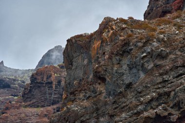 Acantilados de Los Gigantes 'teki çok renkli volkanik kaya yataklarının jeolojik katmanlaşma araştırması.