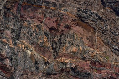 Los Gigantes 'in deniz kayalıklarında farklı mineral bantları gösteren ayrıntılı jeolojik oluşumlar