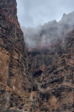 Volkanik bazalt ve tuff katmanlarında oksitlenme ve aşınma örnekleri var.