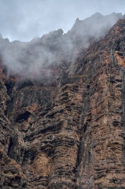 Los Gigantes 'in renkli kaya duvarlarının arasından Tenerife' nin antik volkanik tarihini araştırıyorum.