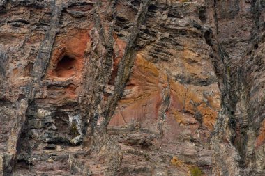Volkanik bazalt ve tuff katmanlarında oksitlenme ve aşınma örnekleri var.