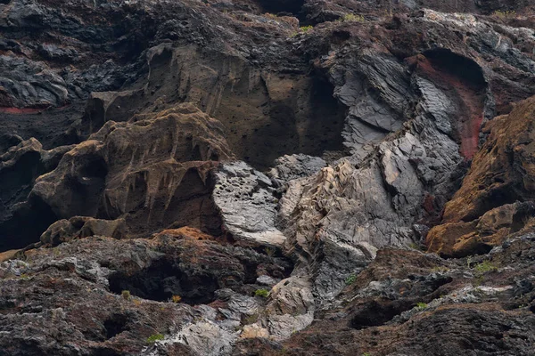 Acantilados de Los Gigantes 'teki çok renkli volkanik kaya yataklarının jeolojik katmanlaşma araştırması.