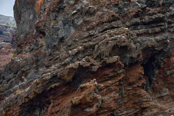 Acantilados de Los Gigantes 'teki çok renkli volkanik kaya yataklarının jeolojik katmanlaşma araştırması.