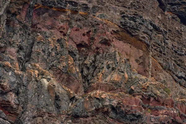 Los Gigantes 'in deniz kayalıklarında farklı mineral bantları gösteren ayrıntılı jeolojik oluşumlar