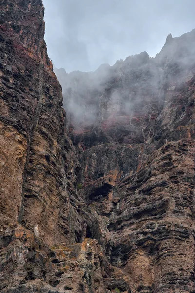 Volkanik bazalt ve tuff katmanlarında oksitlenme ve aşınma örnekleri var.