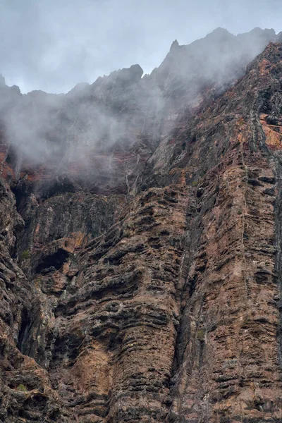 Los Gigantes 'in renkli kaya duvarlarının arasından Tenerife' nin antik volkanik tarihini araştırıyorum.