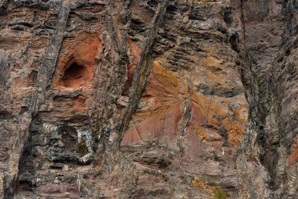 Volkanik bazalt ve tuff katmanlarında oksitlenme ve aşınma örnekleri var.