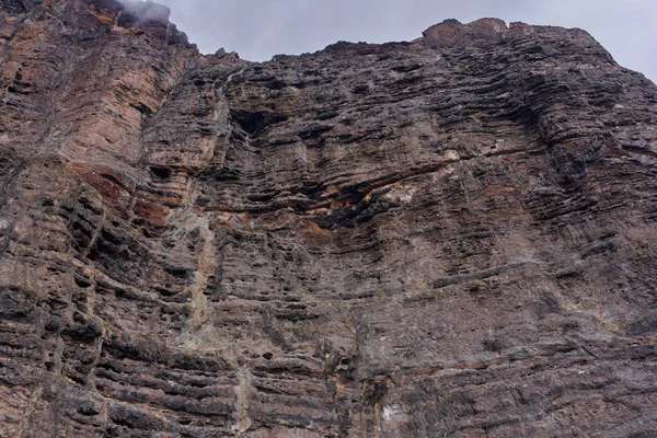 Los Gigantes uçurumlarının görkemli katmanlı dokuları bir sahil tekne turundan izleniyor.