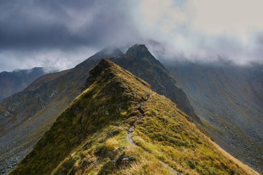 ağır bulutlar ve rocky Dağları