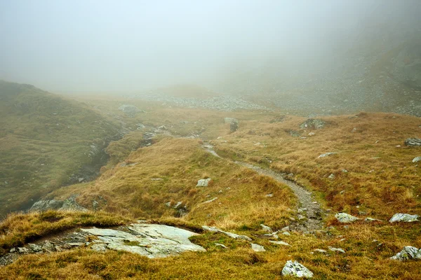 Nuvole pesanti e montagne rocciose — Foto Stock