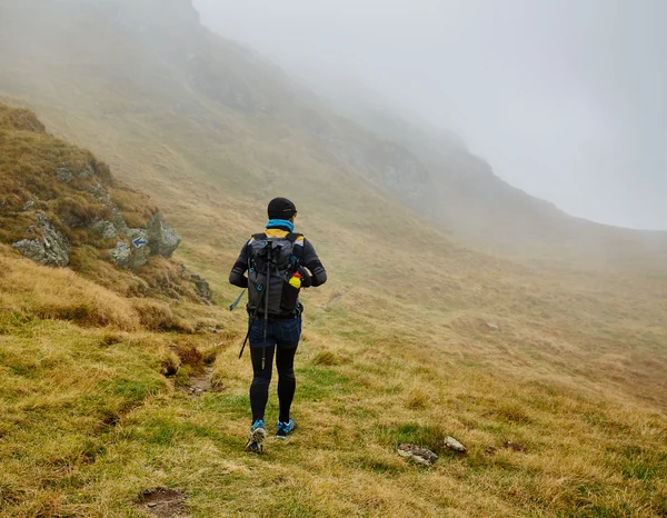 Kaukasischer Wanderer mit Rucksack — Stockfoto