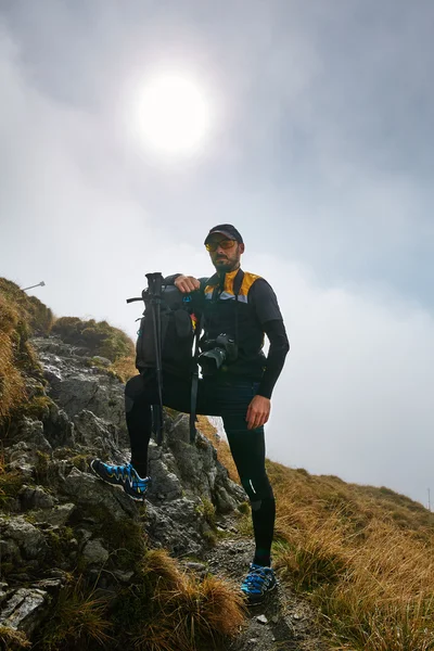 Кавказский турист с рюкзаком — стоковое фото