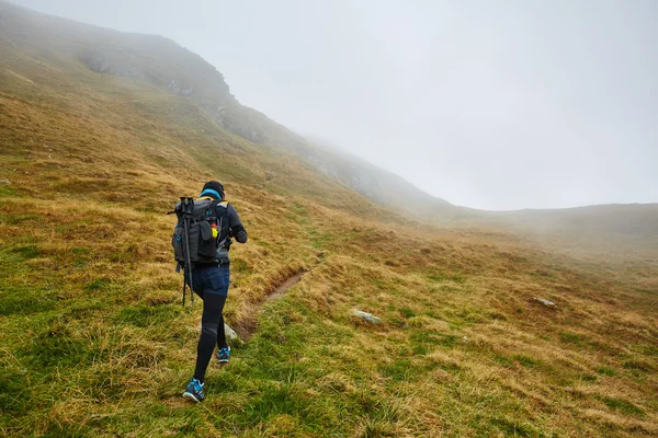 Kaukasischer Wanderer mit Rucksack — Stockfoto