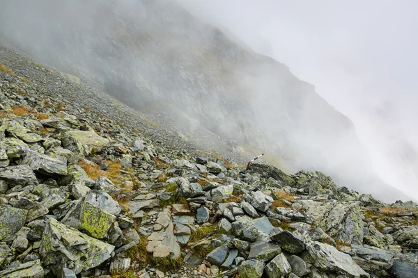 Schwere Wolken und felsige Berge — Stockfoto