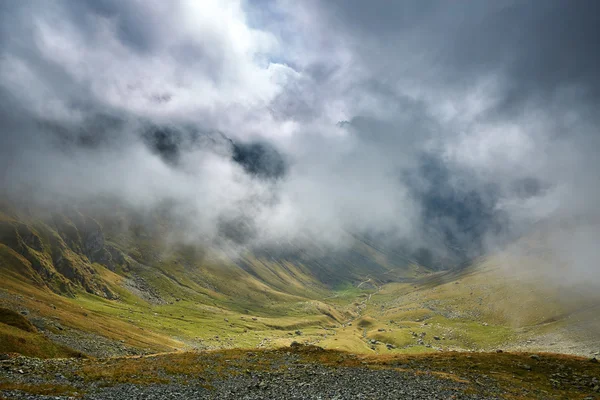 Nubes pesadas y montañas rocosas — Foto de Stock