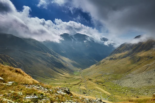 Bergketen op laat zomerdag — Stockfoto