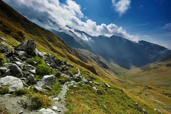 Sentiero escursionistico in montagna — Foto Stock