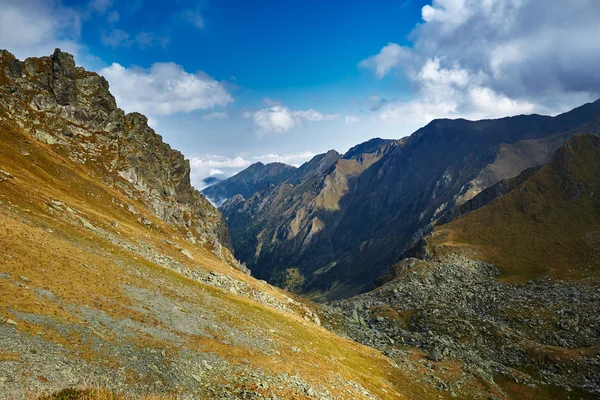 Catena montuosa nella tarda estate — Foto Stock