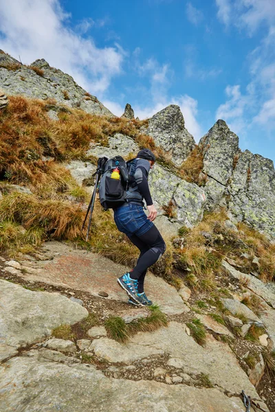 Kaukasischer Wanderer mit Rucksack — Stockfoto