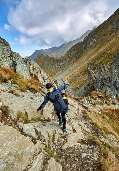 Caminante caucásico con mochila — Foto de Stock