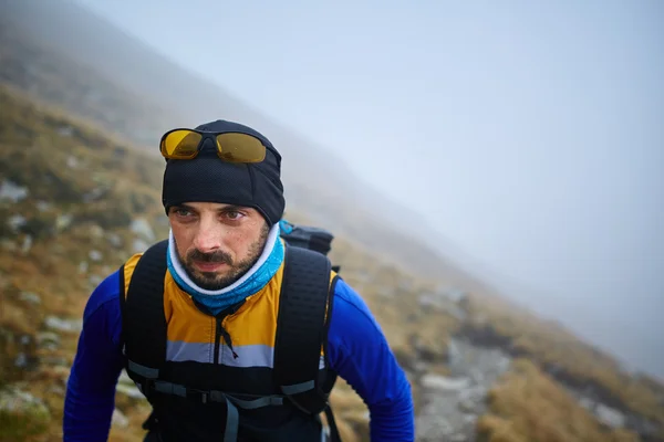 Escursionista caucasico con zaino — Foto Stock