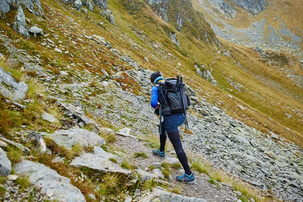 Caminante caucásico con mochila —  Fotos de Stock