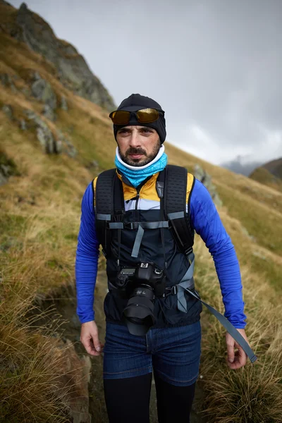 Caminante caucásico con mochila —  Fotos de Stock