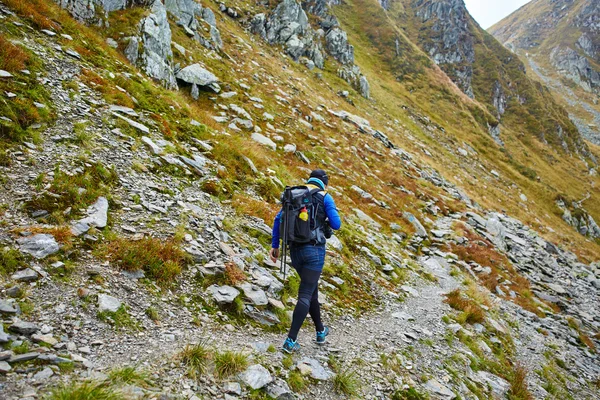 Kaukasischer Wanderer mit Rucksack — Stockfoto