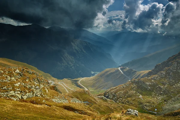 Těžké mraky a rocky mountains — Stock fotografie