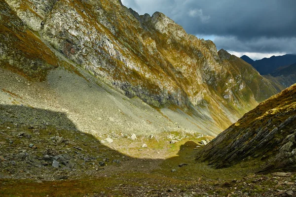 Bergketen op laat zomerdag — Stockfoto