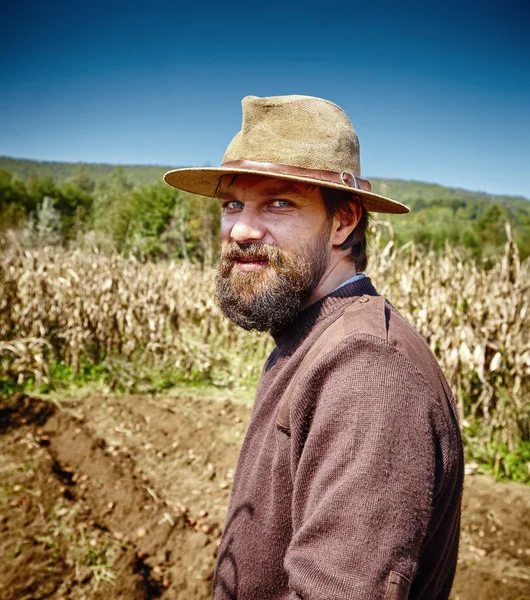 Jovem agricultor close up retrato ao ar livre — Fotografia de Stock