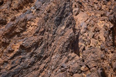 Minas de San Jose 'de volkanik kaya oluşumları, turuncu oksitlenmiş lav, Teide platosuna ve Tenerife' ye zıt camsı siyah kırıklar içeren karakteristik obsidiyen çizgiler gösteriyor.