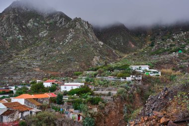 El Draguillo 'nun küçük kırsal köyü Tenerife' nin Anaga bölgesindeki sis kaplı volkanik dağların eteklerine yerleşmiş, beyaz geleneksel evleri ve yemyeşil bahçeleri vardı.