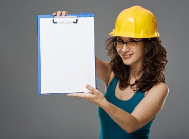 Bir klasör tutan kadın mühendis