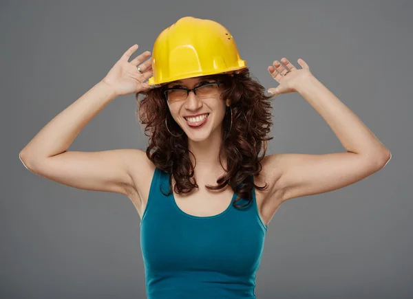 Engenheiro usando capacete de proteção — Fotografia de Stock