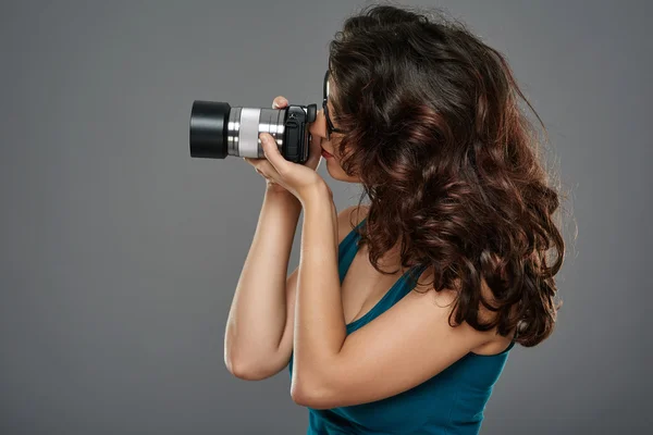 Mujer usando cámara fotográfica — Foto de Stock