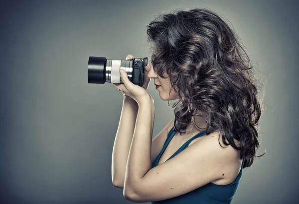 Vrouw met behulp van fotocamera — Stockfoto