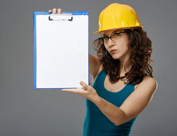 Θηλυκό μηχανικός κρατώντας ένα φάκελο — Φωτογραφία Αρχείου